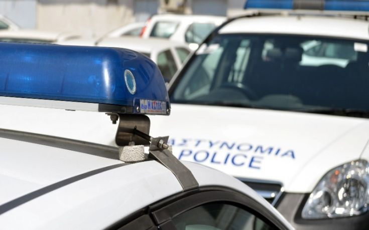 Αστυνομικοί συνελήφθησαν να κλέβουν…κονσέρβες (βίντεο)